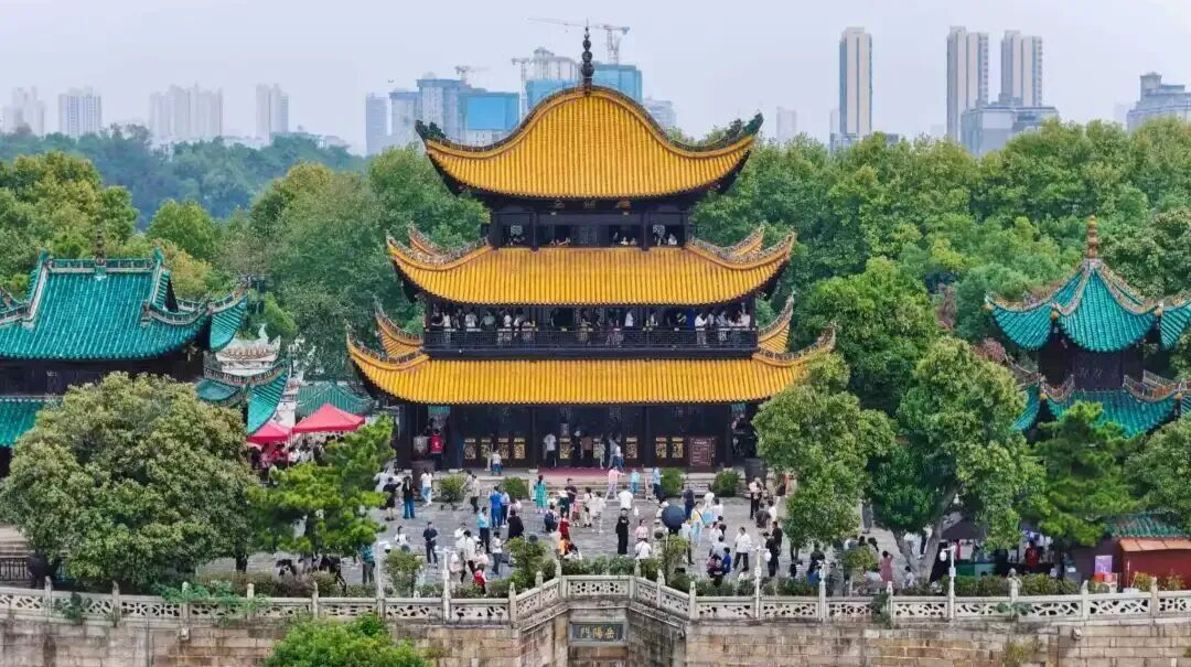 岳阳楼上对君山：景与史的千年共鸣