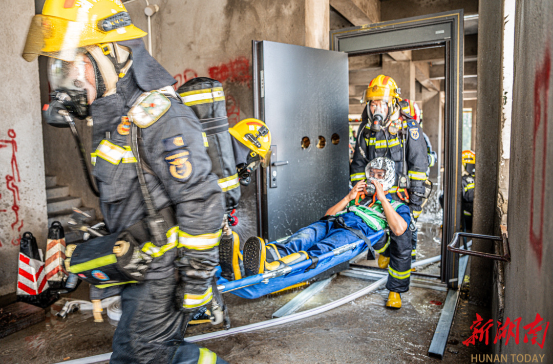 长沙“火焰蓝”硬核比武，场面堪比大片