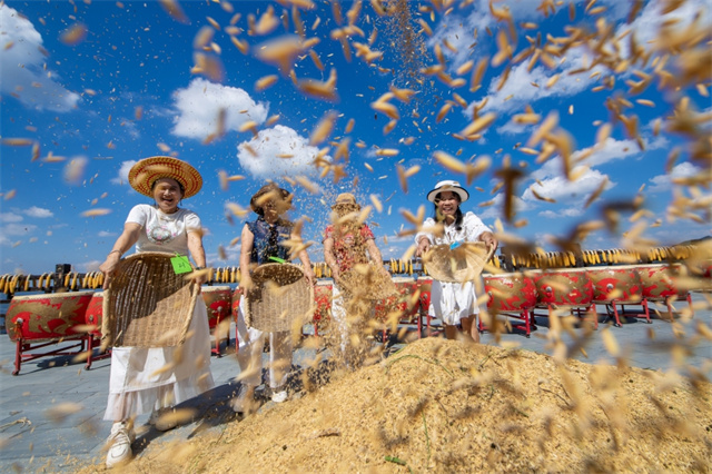 2025 Shanbei Terraced Fields Farming Culture Competition Held in Xupu County
