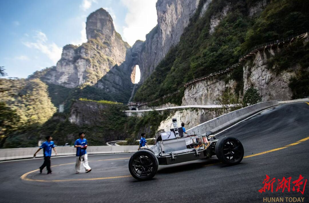 AI极限竞速决战天门山 99道急弯挑战自动驾驶极限