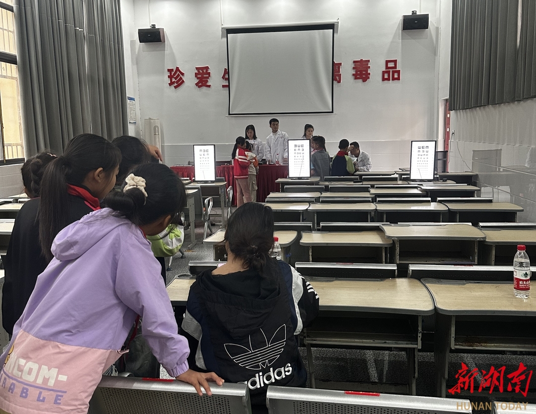 守护“睛”彩世界 点亮光明未来——泸溪县武溪镇第二小学开展视力筛查活动