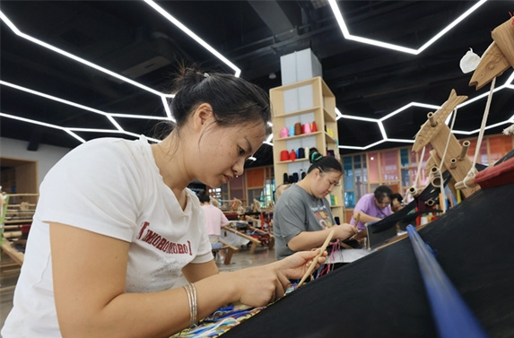 Tujia Brocade Enterprises in Zhangjiajie Ramp up Production for Market Supply