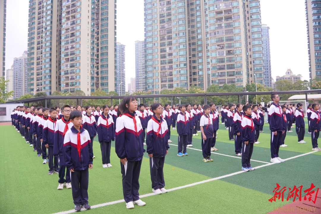 勤耕不负沃土 节粮方惜农桑——长沙市明德金鹰学校举行国旗下的思政课