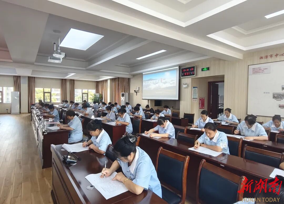 湘潭市中心医院57名医疗护理员结业 “免陪照护”再添新力