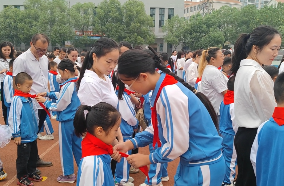 永州市冷水滩区舜德小学举行庆祝少先队建队76周年暨新队员入队仪式
