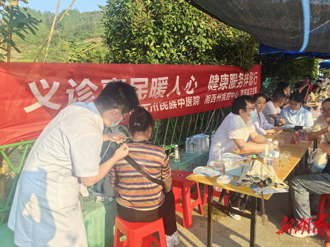 油葵花海里办义诊，泸溪县大陂流村乡亲家门口享 “医疗福利”