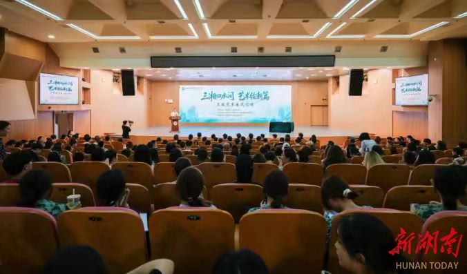  张家界鲁絮政协委员工作室亮相“省文旅活动”