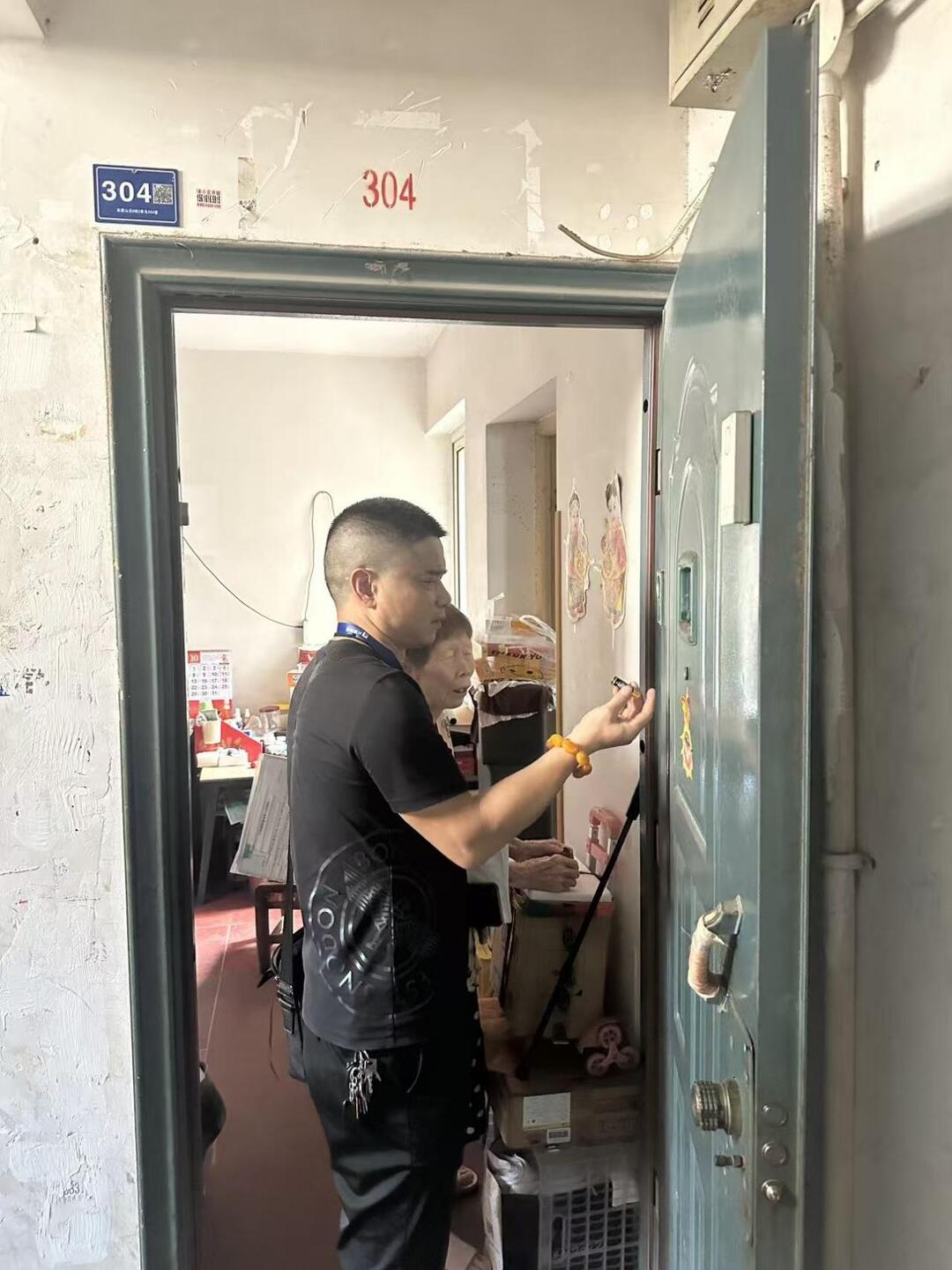 一把生锈的门锁背后，藏着青园社区的“幸福密码”