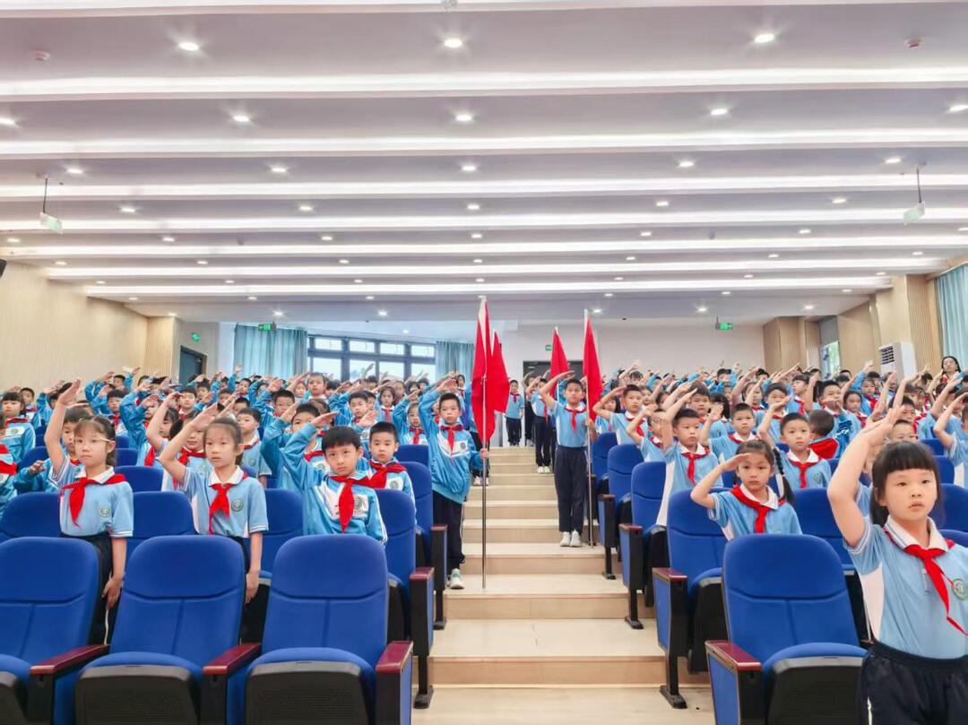 湖南湘江新区岳麓一小枫林学校：建队日系列活动撒播红色种子