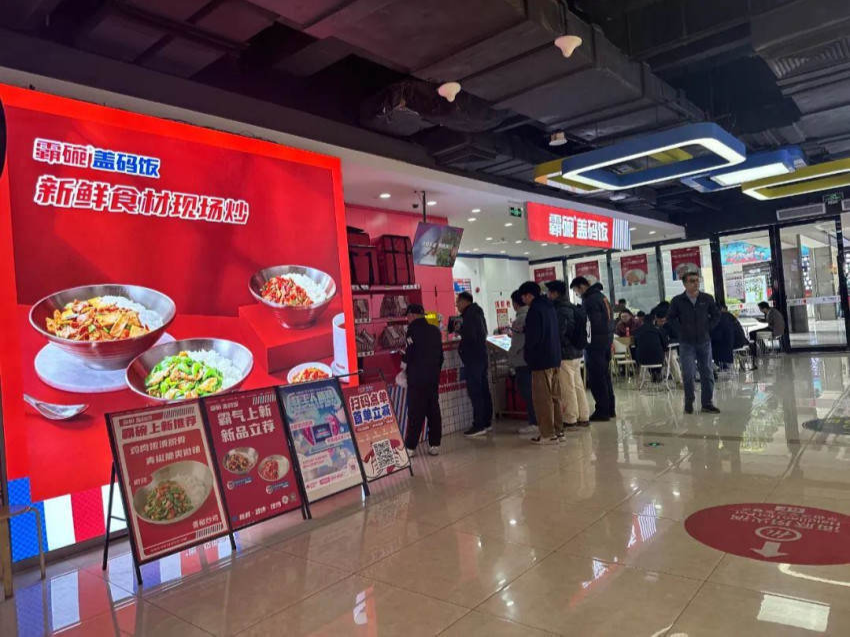 靠炒菜机器人替代大厨，又一中式快餐品牌门店破千