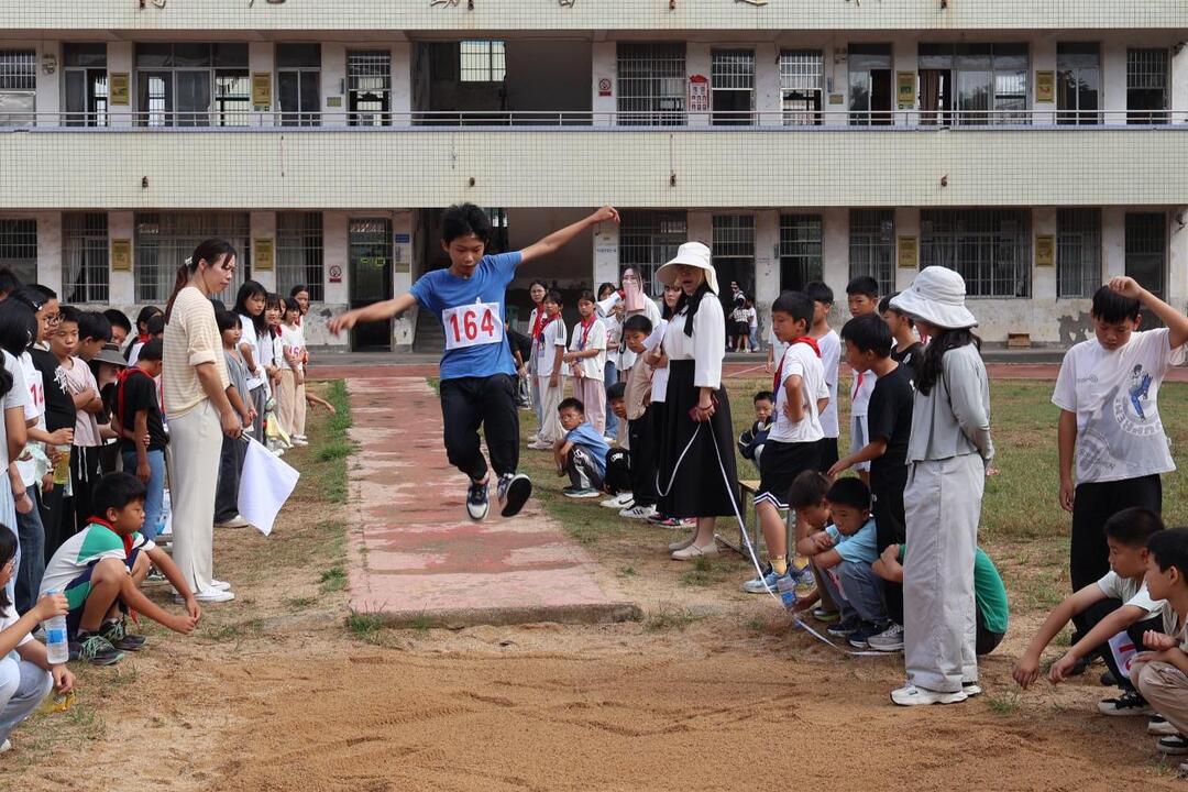 汝城县大坪镇中心小学举办第四届体育节