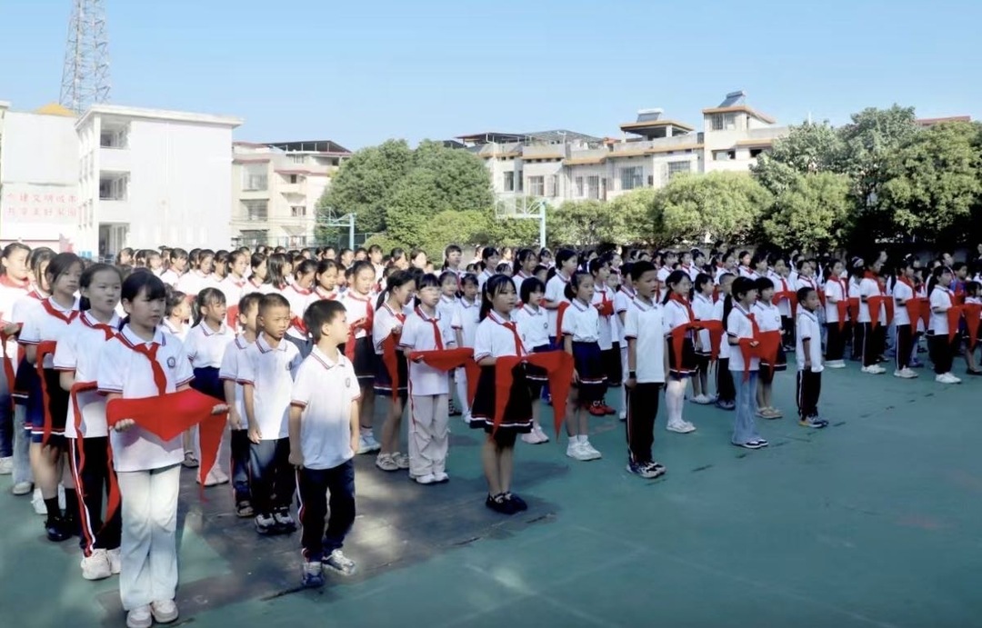 武冈市迎春亭东方红小学举行新队员入队仪式