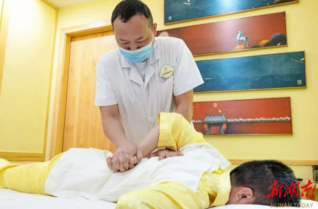 指尖点亮人生：3名视障调理师在颐而康的逐梦之路