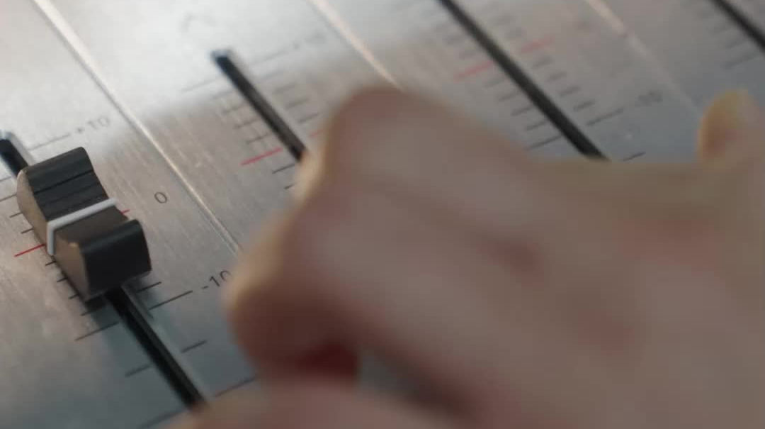 闪闪发光“文科生”⑥ | 5分钟编排全天电台节目的秘密