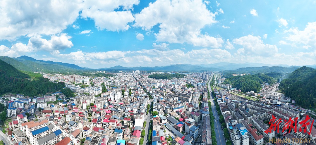 蓝天白云映山城