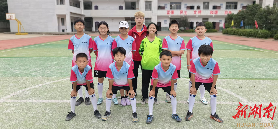 “湘超”益阳队球员文宇进校园，点燃桃江狮子山小学生的足球梦