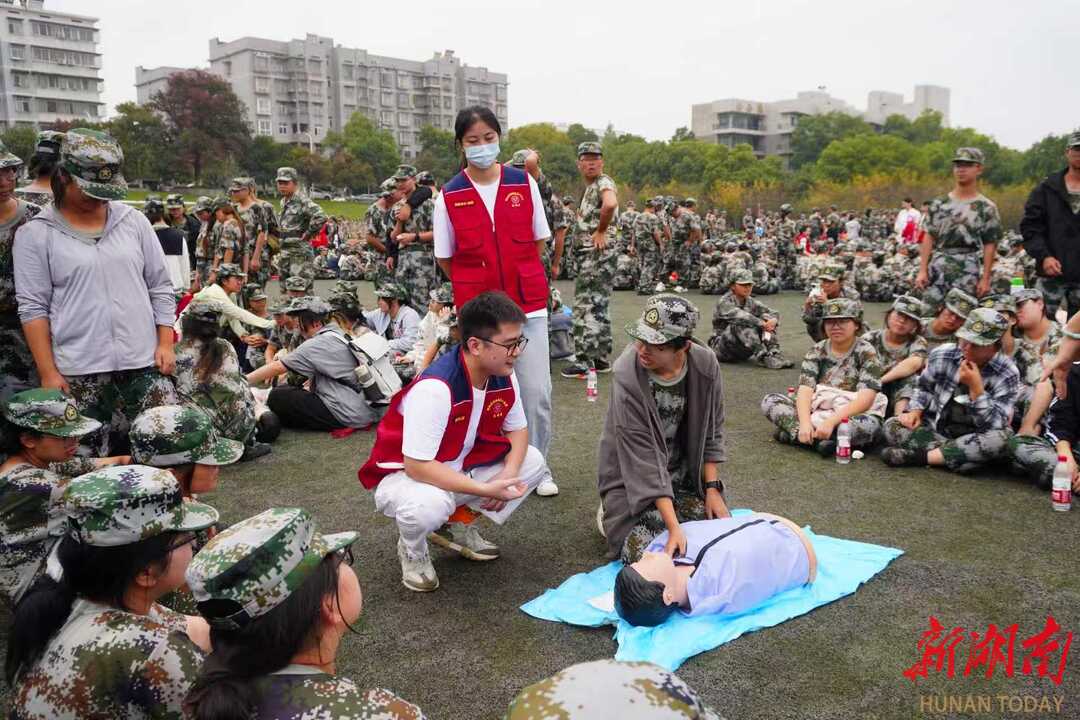 邵阳学院组织新生开展应急救护培训