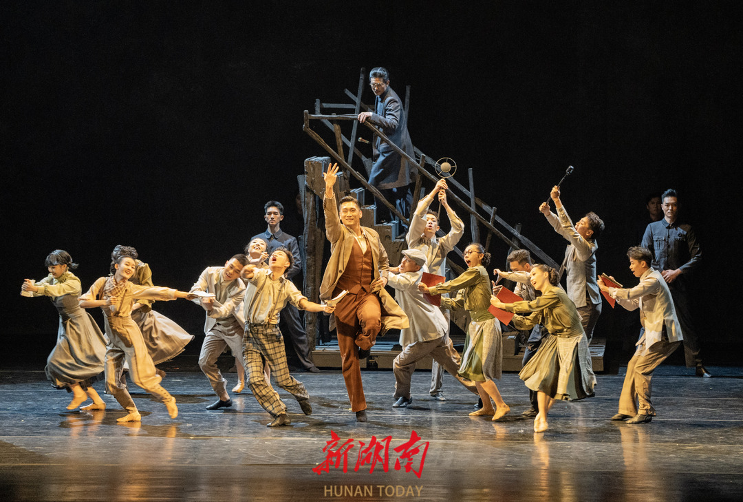 一堂感人的沉浸式文艺思政课，舞剧《热血当歌》即将晋京展演