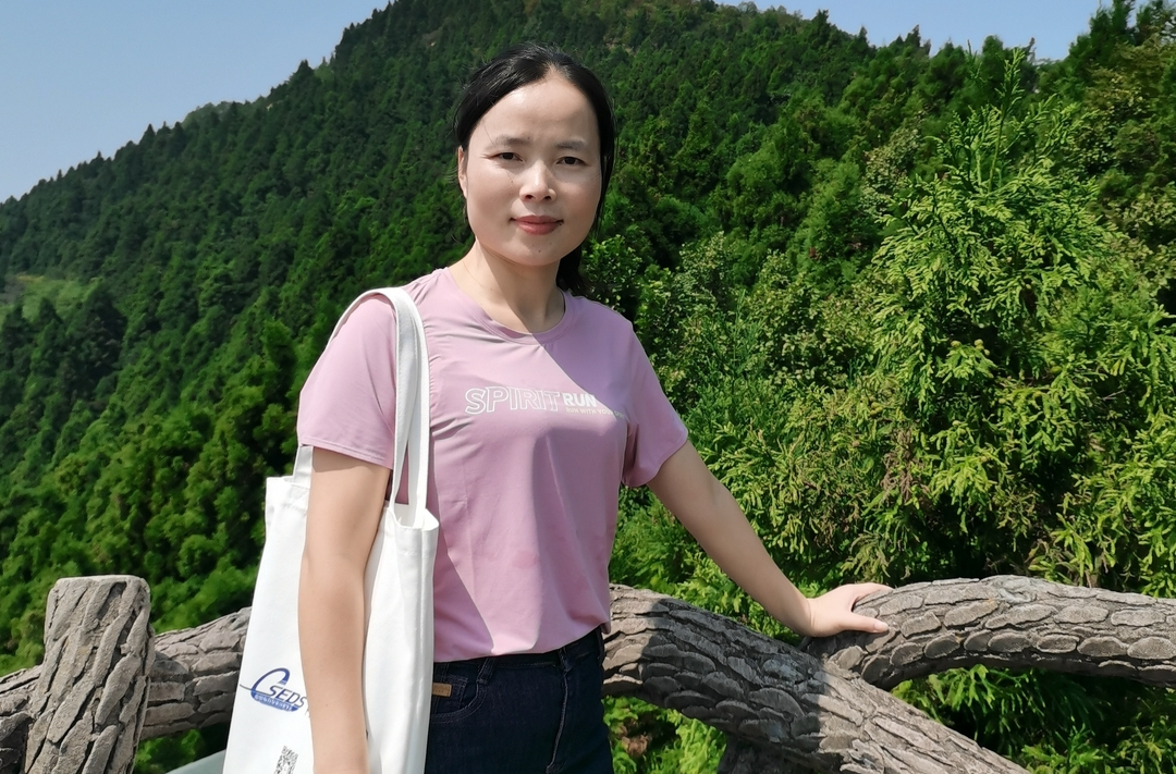 三尺讲台育桃李，一颗丹心铸师魂