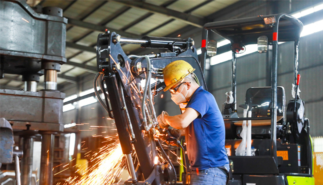 Workers Busy with Production to Fulfill Overseas Orders