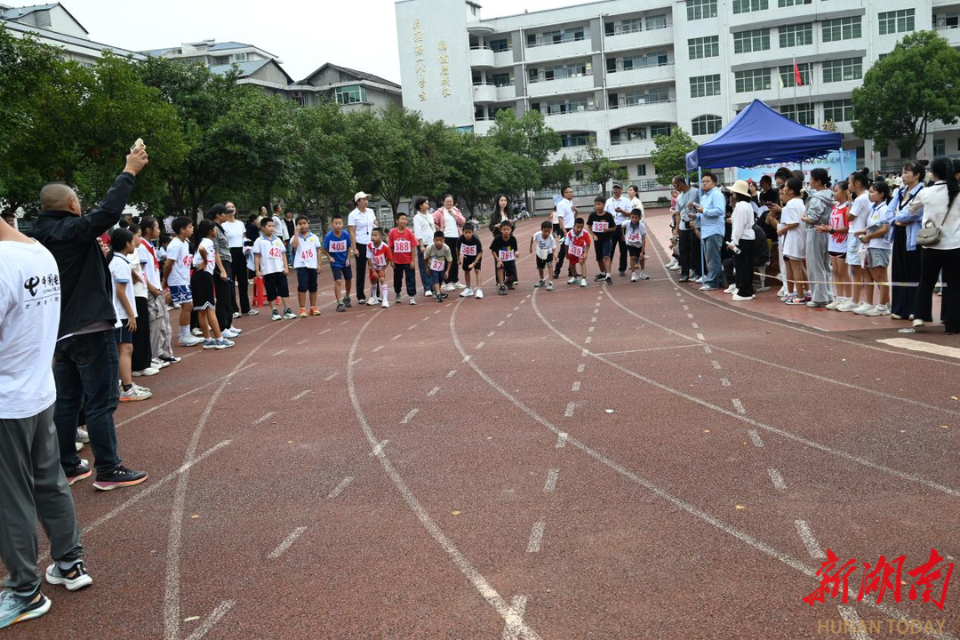 洪江市安江二完小举行秋季田径运动会
