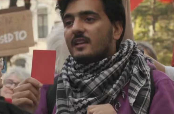 视频丨抗议者举红牌反对以色列参加世界杯