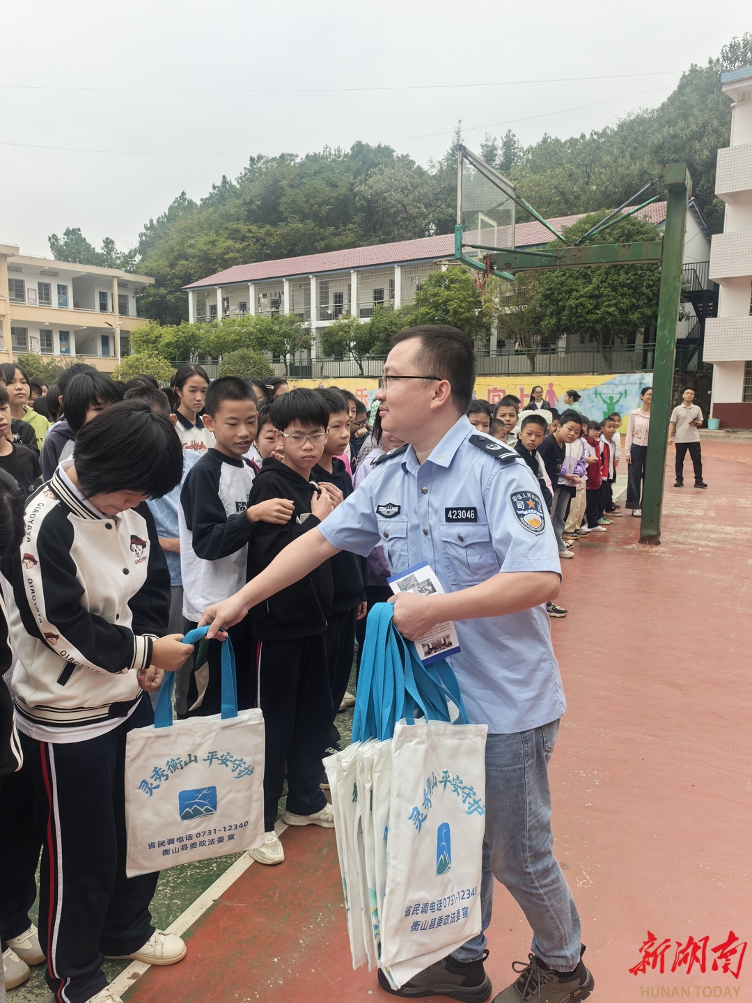 “所所联动”聚合力  “法治秋风”拂校园