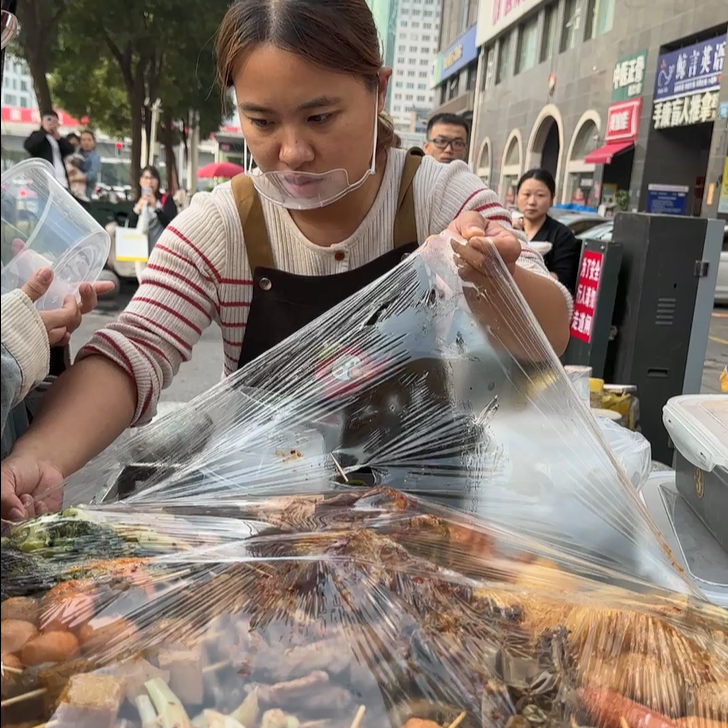 双语湖南|长沙“小孩姐”吃播带火卤味摊 有人从江西赶来尝鲜