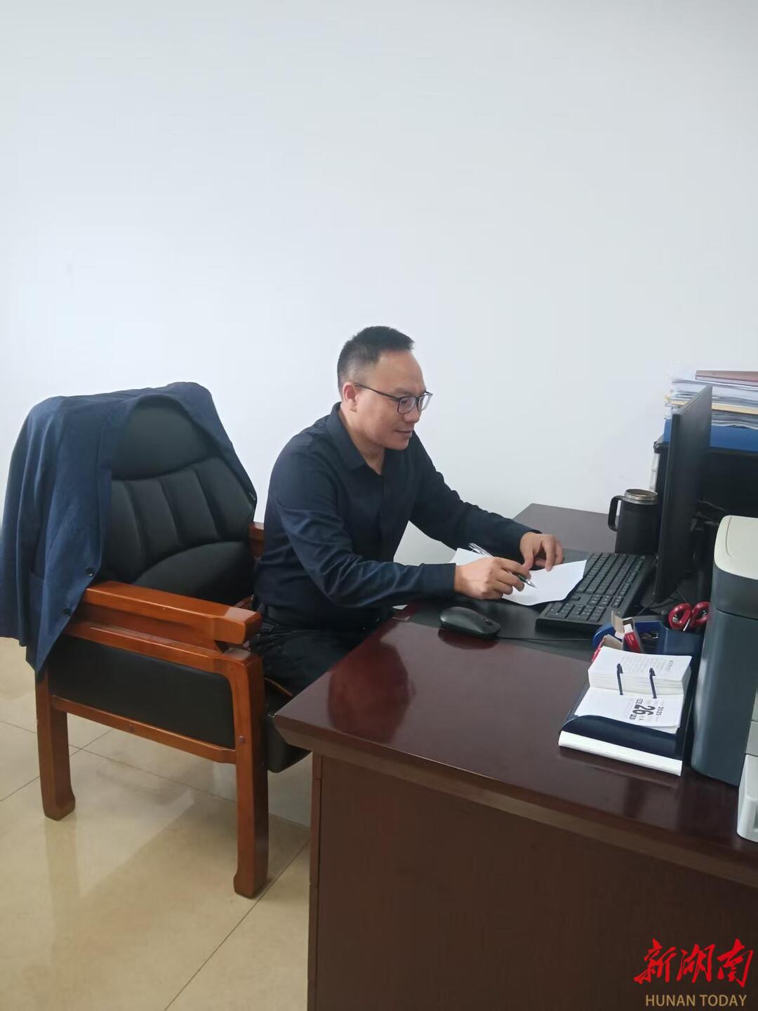 李晓岚：奔走在教育战线的“点灯人”