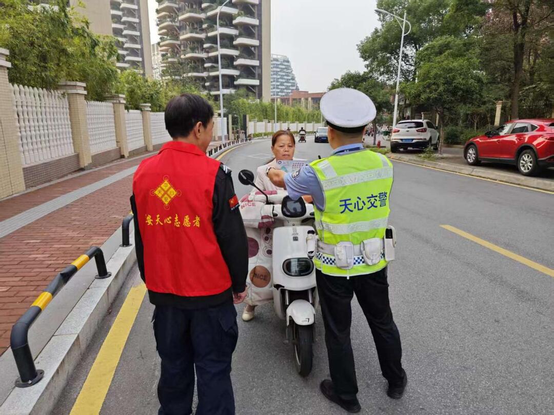 楠竹社区“一盔一带”劝导在行动