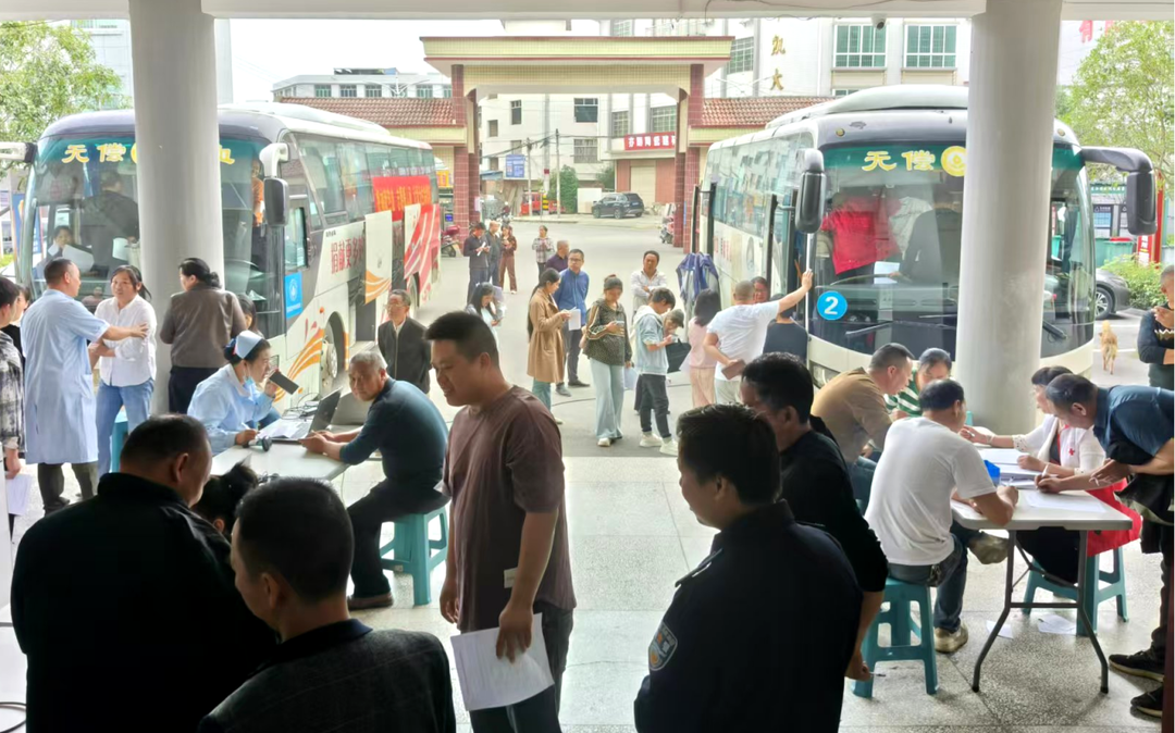 邵东市水东江镇干群踊跃献血显担当