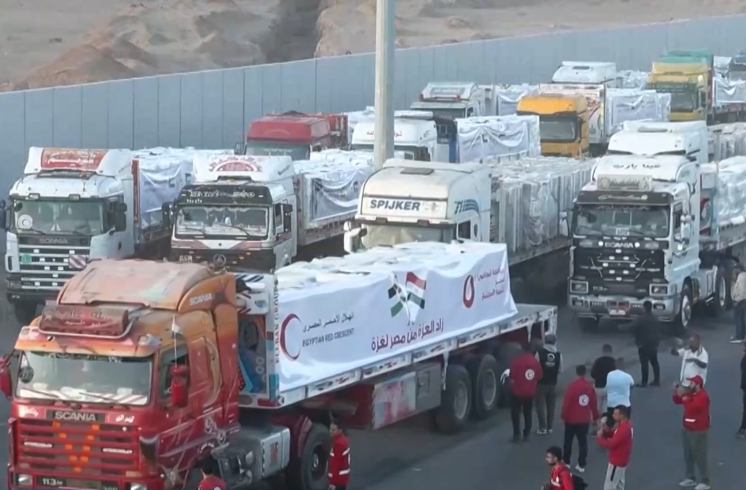 停火后援助卡车进入 加沙民众领取物资不再“毫无尊严”