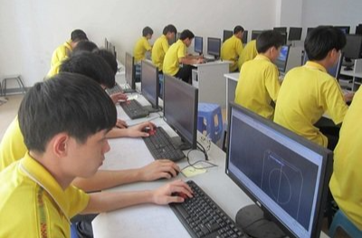 越来越多大学生毕业“回炉”读技校