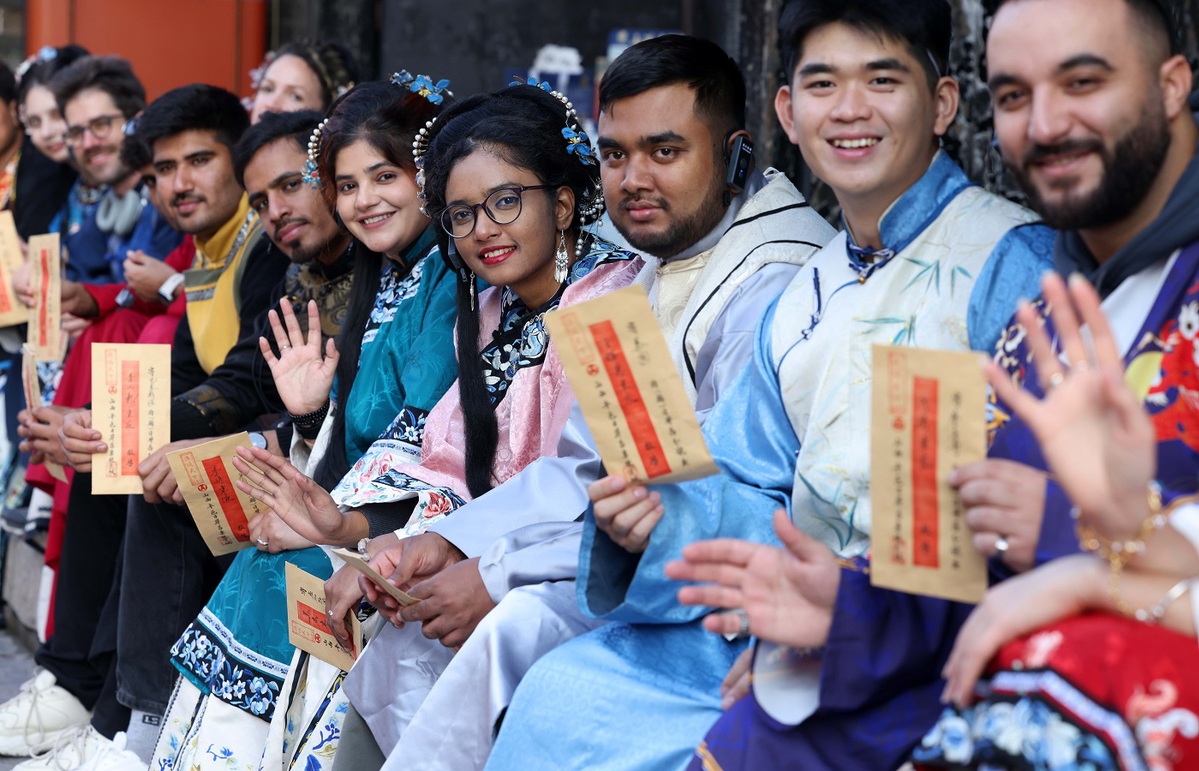 Intl vloggers explore cultural beauty of Pingyao Ancient City