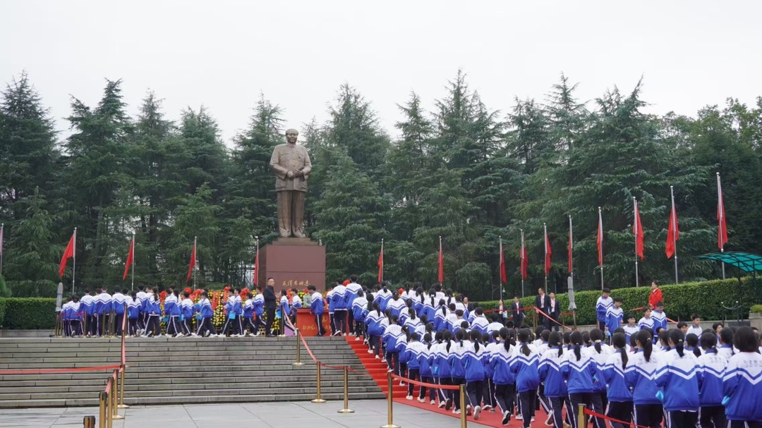 慈利一中：千名师生韶山追光之旅