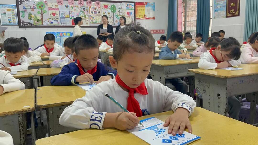 武冈市红星小学开展一年级入学教育常规评比活动