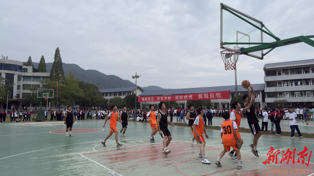 洪江市黔阳二中：迎新篮球赛激情开赛