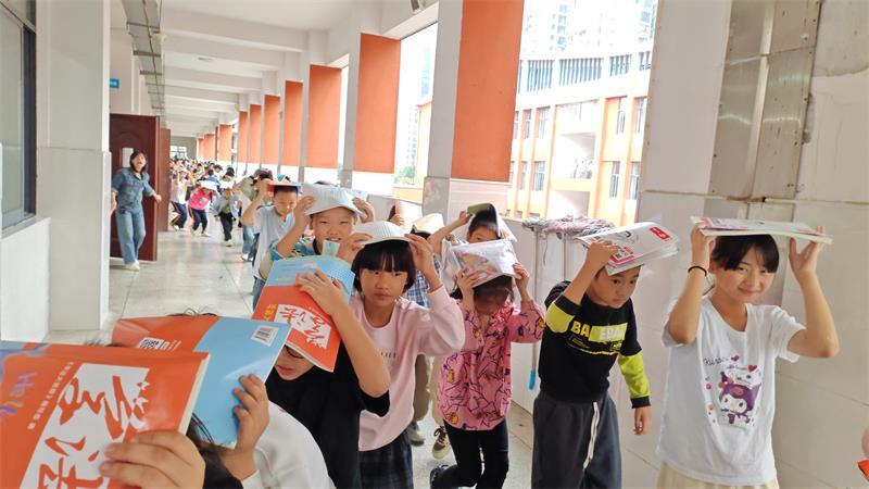 新邵县芙蓉学校：开展防震减灾演练