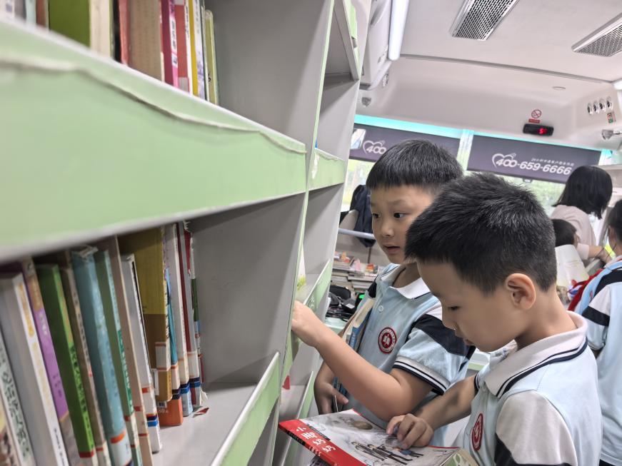 校馆携手！长沙市一中金山桥学校流动图书车活动点燃学生阅读热情