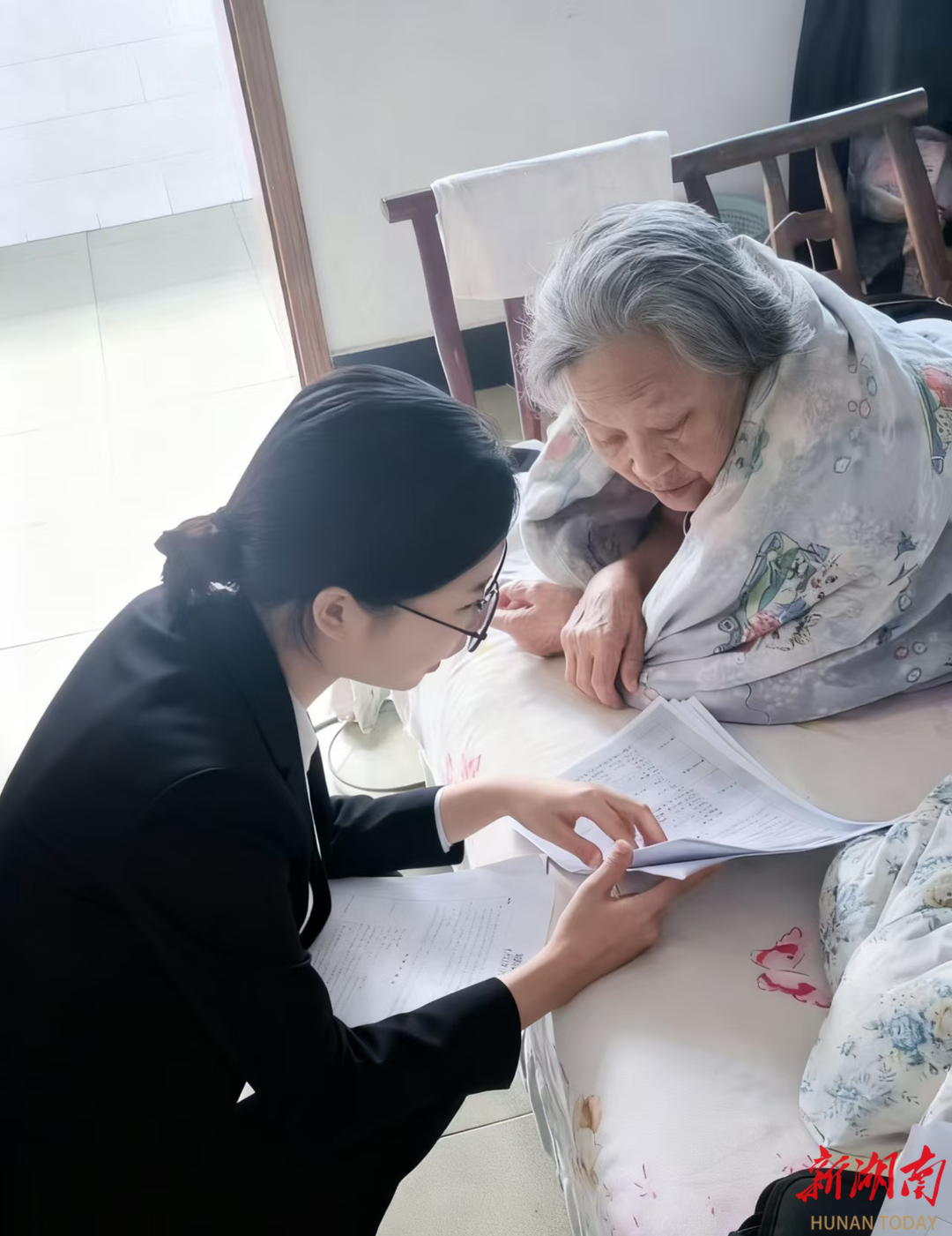 践行新时代“枫桥经验”，上门送达暖人心
