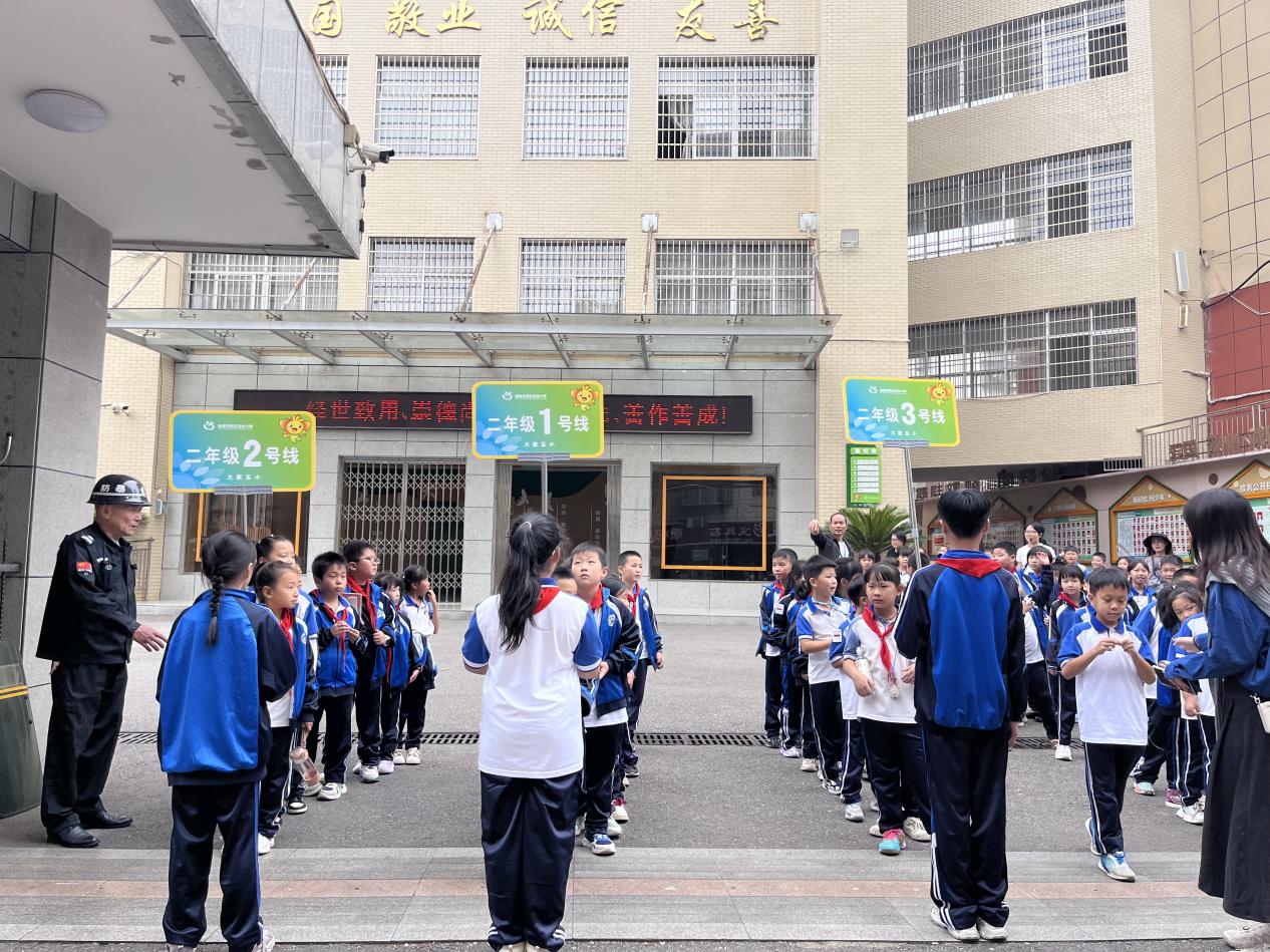 娄底五小开展班级路队常规展评活动