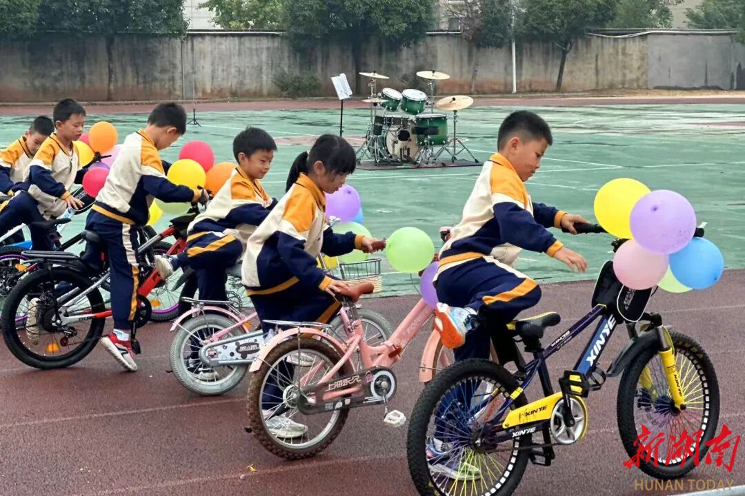 长沙市黄龙小学第七届“小龙人”杯科创艺体活动周开幕