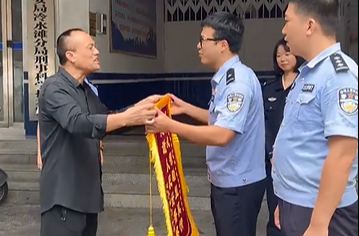 男子用餐时突发休克 民警发现后紧急救助