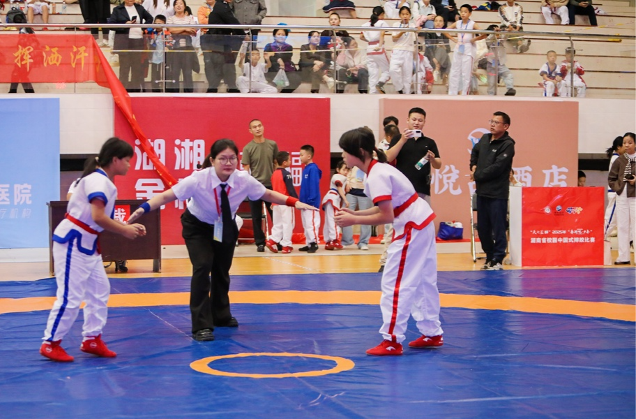 “天之蓝杯”2025“奔跑吧·少年”省校园中国式摔跤比赛在湘乡激情“开摔”