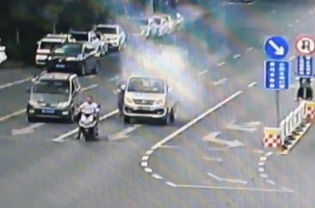 货车行驶中起火，一群热心“灭火侠”联手扑灭