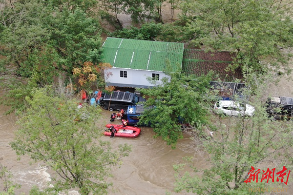 吉首太阳岛11人因涨水被困,湘西消防紧急救援脱险!