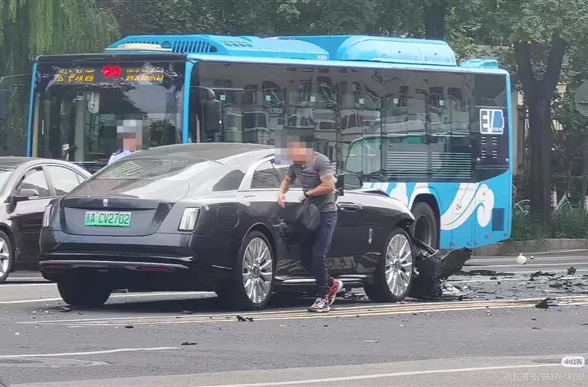 陈震首次还原劳斯莱斯撞车事件：事发时因过于信赖车辆辅助驾驶功能，并在驾驶中低头捡拾物品，导致事故发生