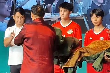 “大衣哥”给湘超永州队送大衣 祝愿永州队越战越勇