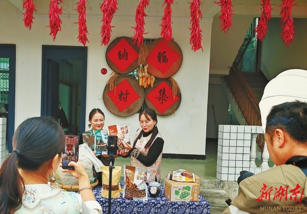 凤巢山下“村播”忙@湖南日报图片新闻