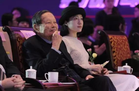 杨振宁夫人翁帆发文：他交出了一份满意的答卷